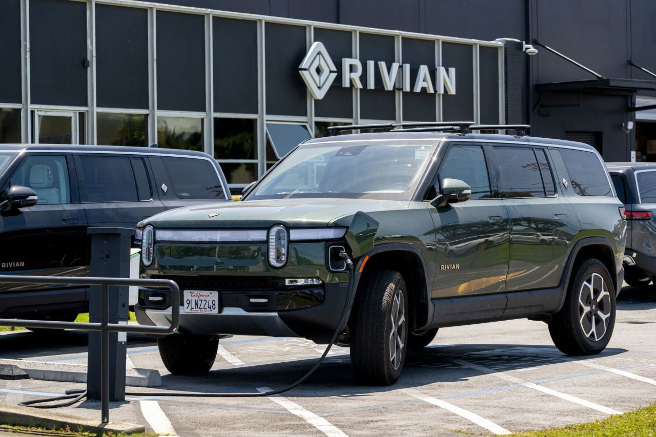 Rivian Shares Slide as Q2 Earnings Disappoint and 2025 Loss Forecast Deepens